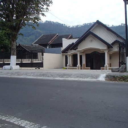 Shakila Pensión Malang Exterior foto