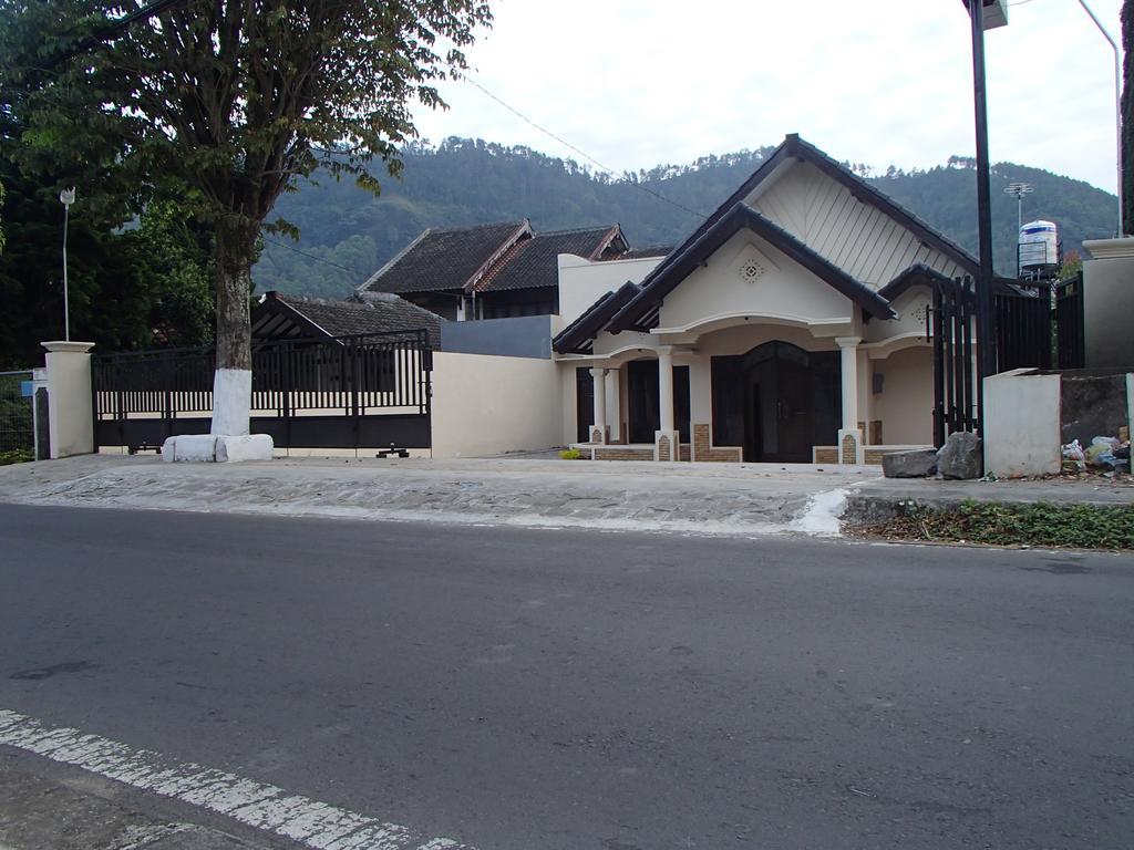 Shakila Pensión Malang Exterior foto