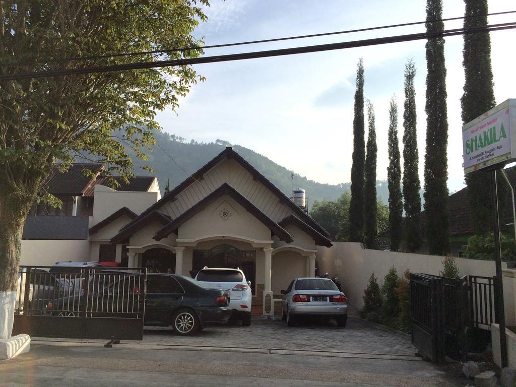 Shakila Pensión Malang Exterior foto