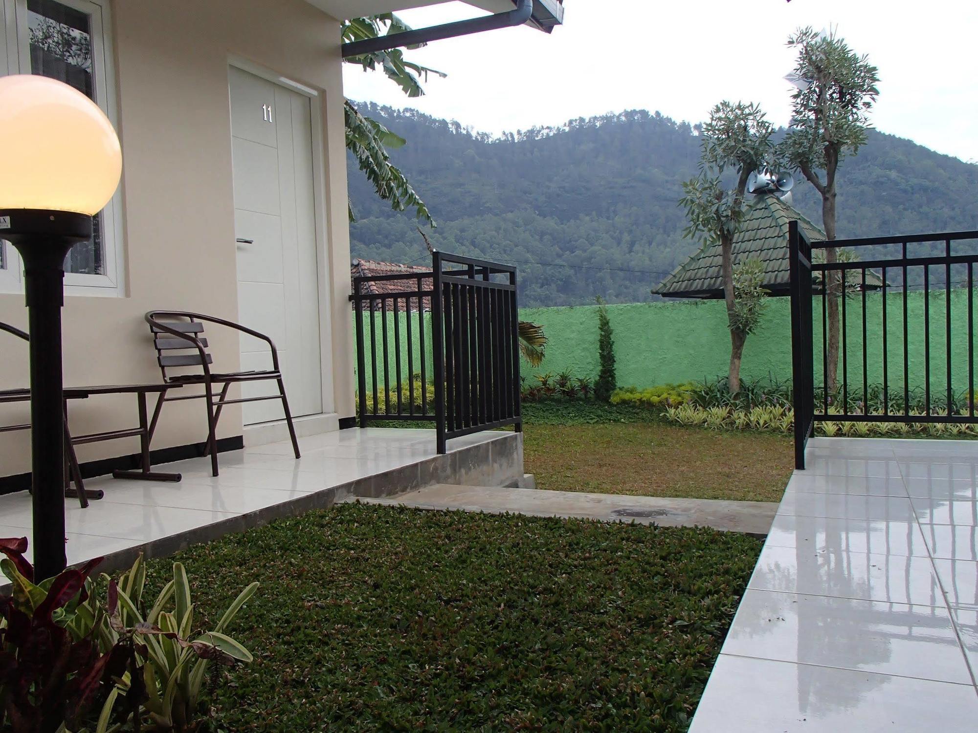 Shakila Pensión Malang Exterior foto